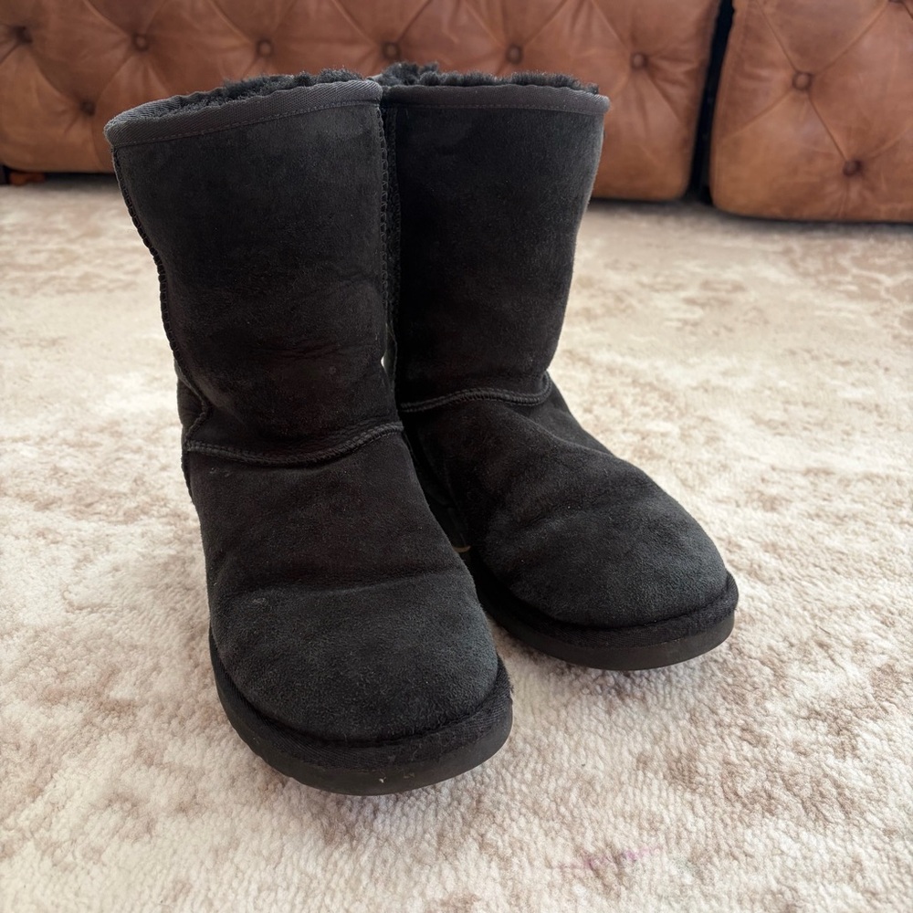 Women's size 7 black short Ugg boots